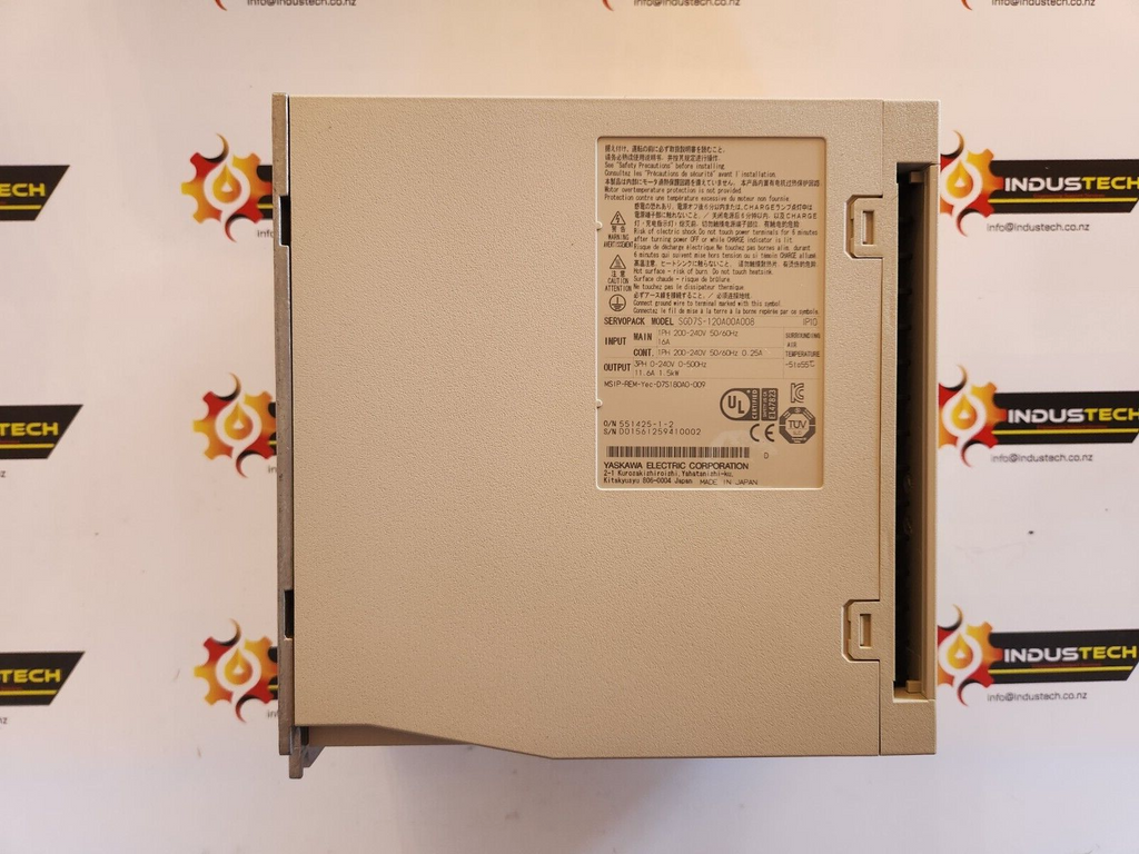 New in box Yaskawa SGD7S-120A00A008 AC Servo Drive