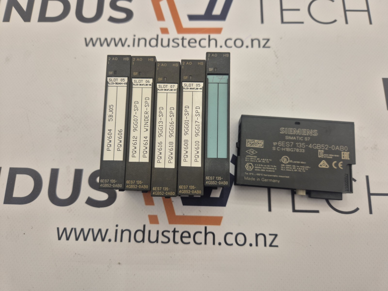 Siemens 6ES7135-4GB52-0AB0 ANALOG OUTPUT MODULE 6ES7 135-4GB52-0AB0